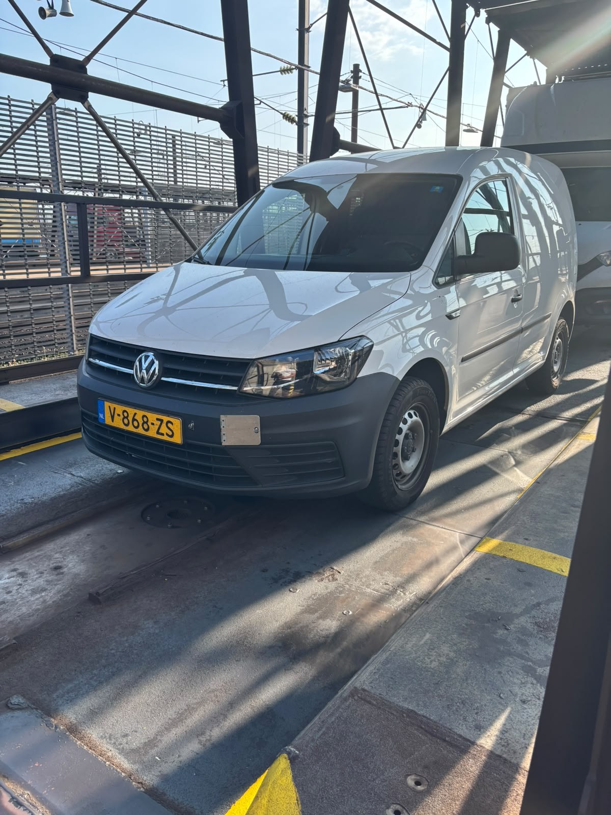 Praevion Logistics Volkswagen Caddy bij Calais onderweg naar het Verenigd Koninkrijk via de Kanaaltunnel