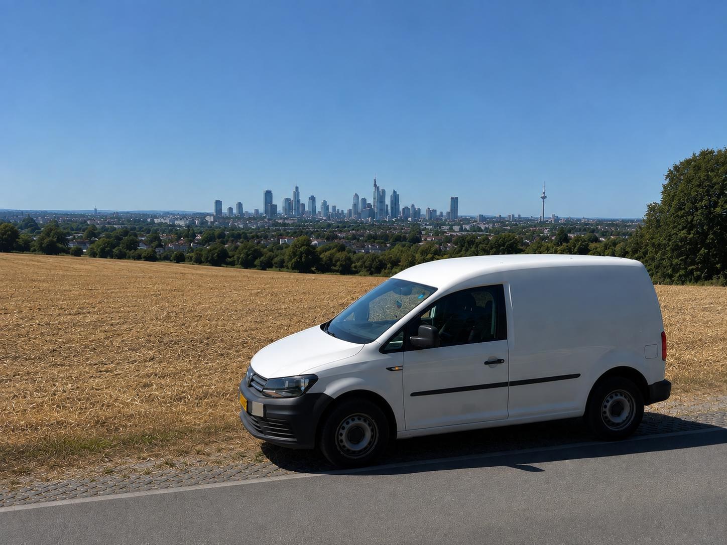 Praevion Logistics Volkswagen Caddy met uitzicht op de skyline van Frankfurt am Main
