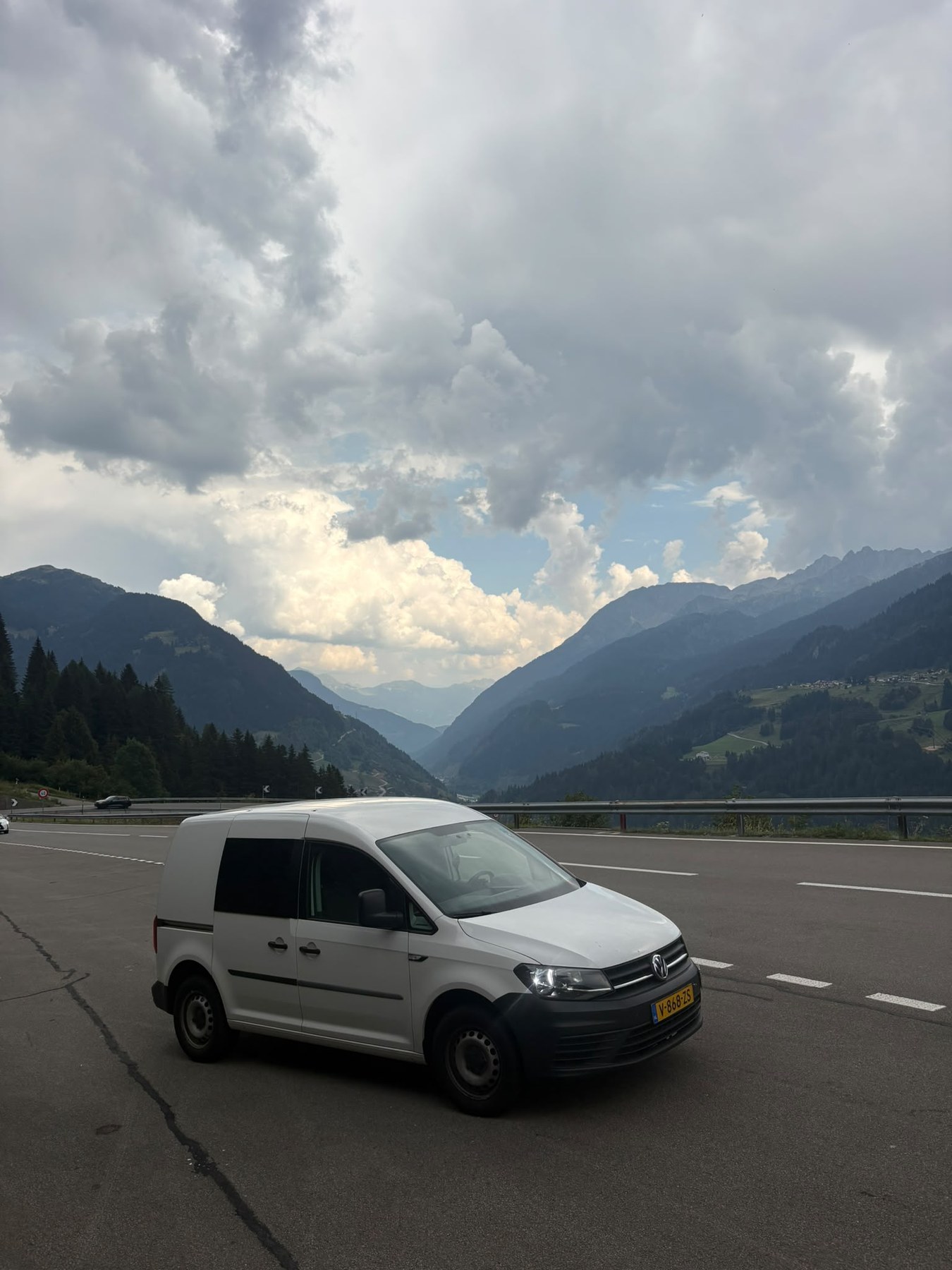 Praevion Logistics Volkswagen Caddy bij het Gotthardmassief in Zwitserland